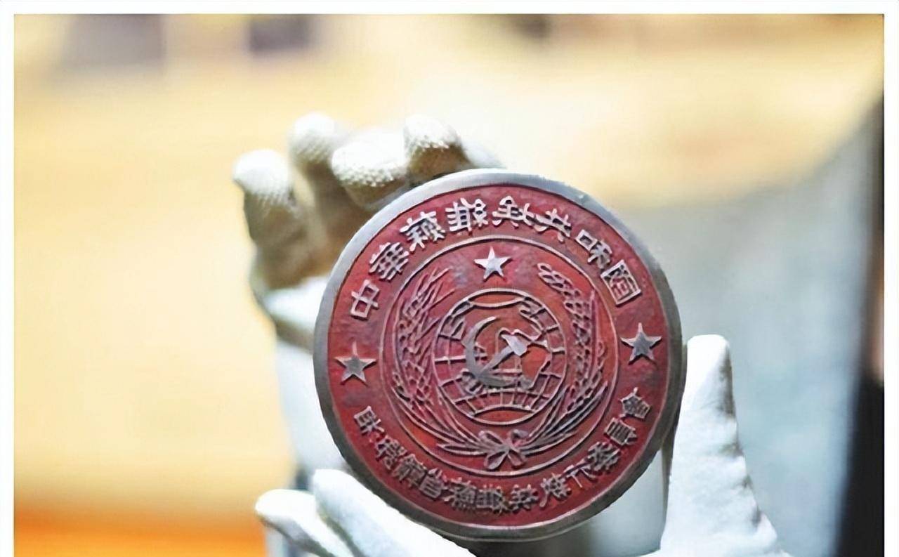 【印章】张春吉把所有东西都装在一个大皮箱里跟着部队一起转移,但