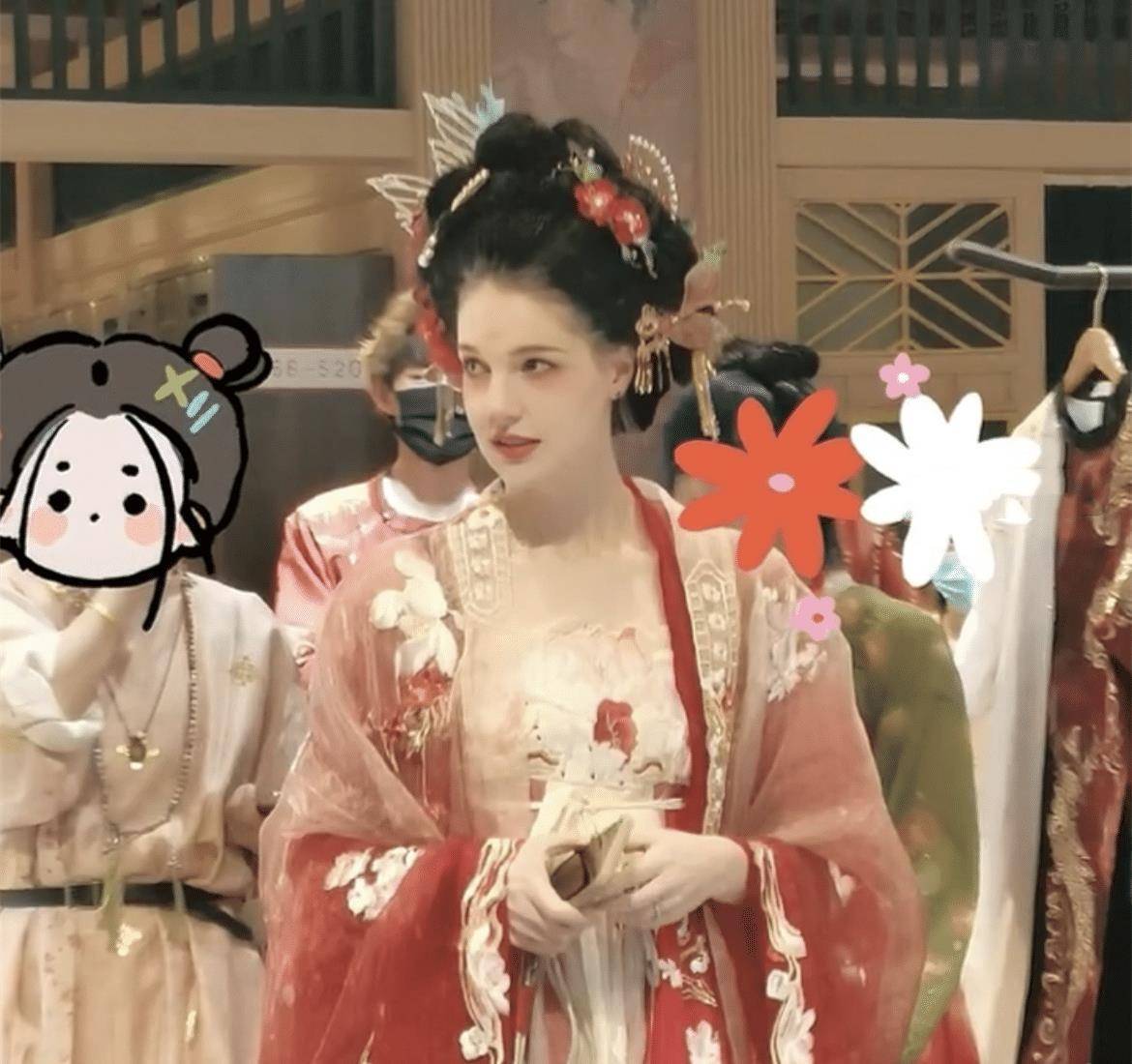 原创撒贝宁带家人现身西安游玩外籍妻子穿汉服秀身材小撒表情亮了