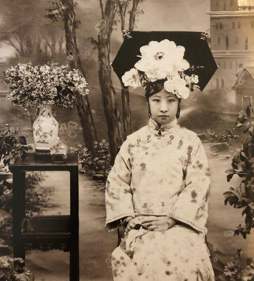 这是清朝末年的格格完颜童记,又名为王敏彤.