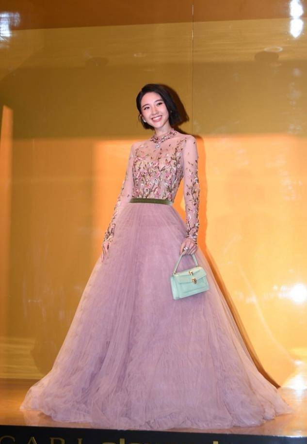 原创唐艺昕真是小甜昕穿粉色礼服好可爱又是羡慕张若昀的一天