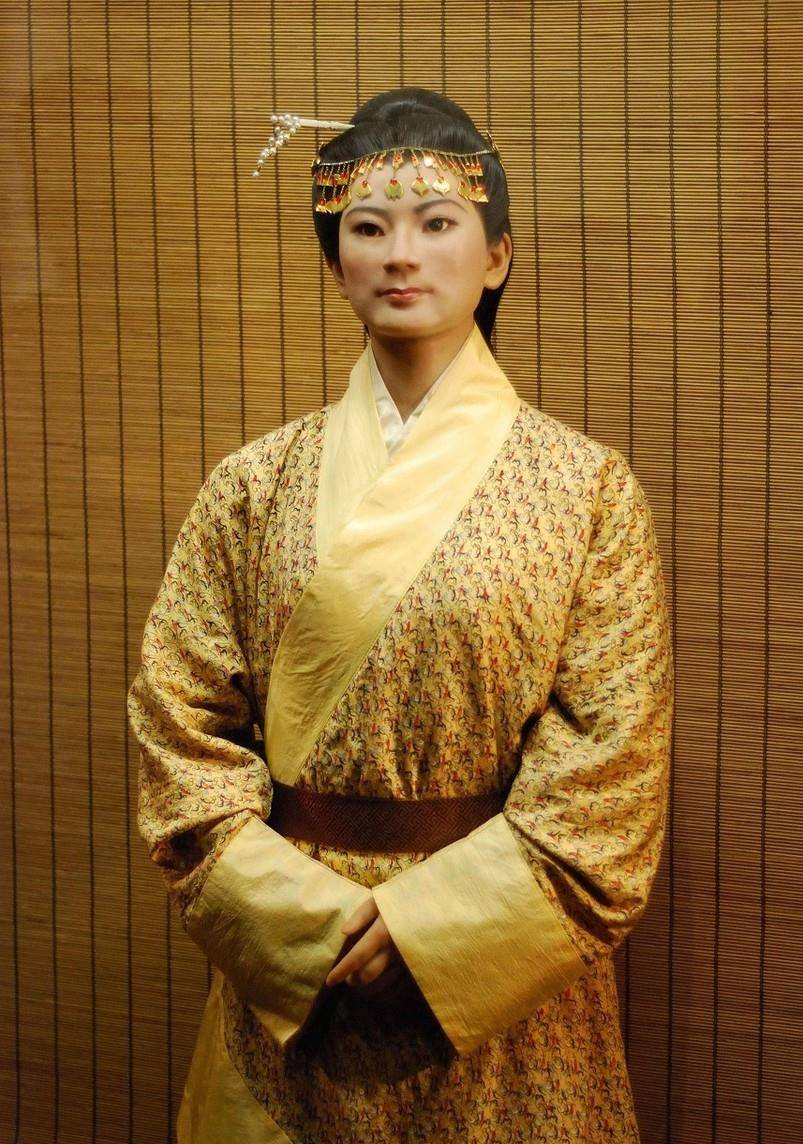 辛追夫人还原像"湿尸"为何能长期不腐呢?其一,深埋.