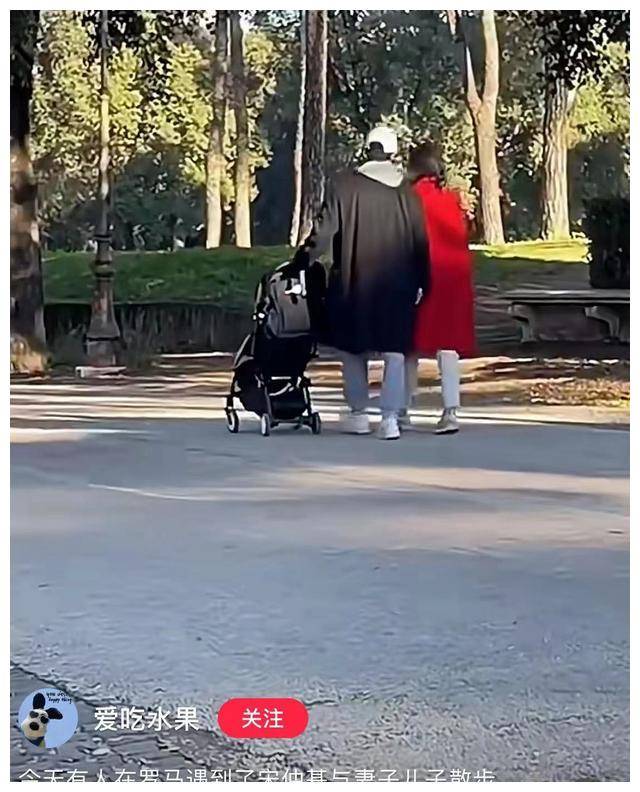 曾有网友目击宋仲基跟凯蒂推着儿子散步,一家三口幸福快乐.