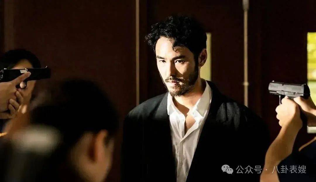 33岁鹿晗现身法令纹明显脸肿被嘲没牙齿网友越来越女人了