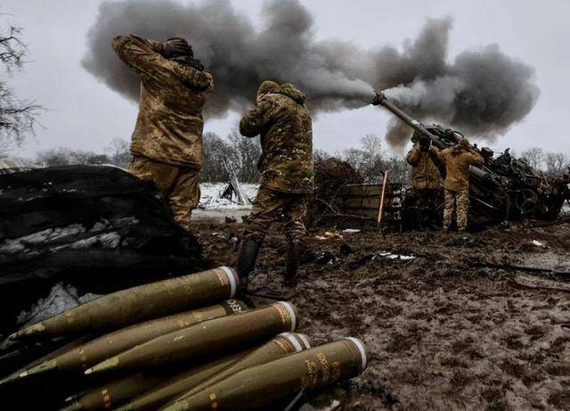 俄军打响歼灭战3千乌军遭分割包围顺手打破北约部署