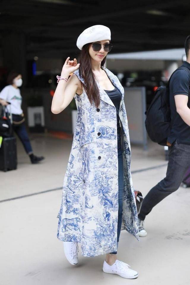 林志玲带火了一种新穿法长马甲小吊带牛仔裤时髦显瘦又洋气