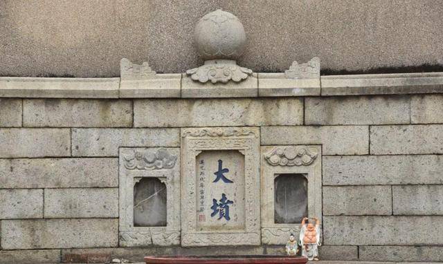 原创东莞道滘镇大坟藏在居民区内记载着一曲反清复明的悲歌