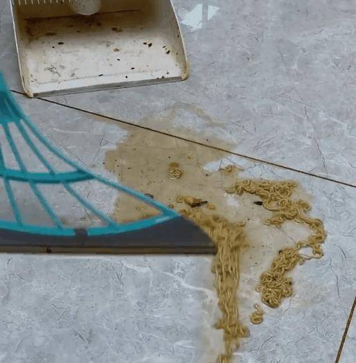 在卫生间沐浴过后,地面的积水,用魔术扫把轻轻一刮就能全部刮干净地面