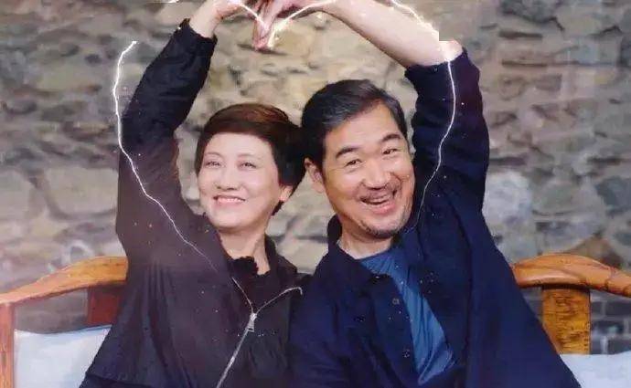 在提到张国立的家庭生活时,不得不提他的配偶邓婕,尽管同样年岁已高