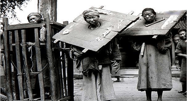 在流放的途中,路途遥远,这些被流放的人一般身上都带着手铐脚镣.