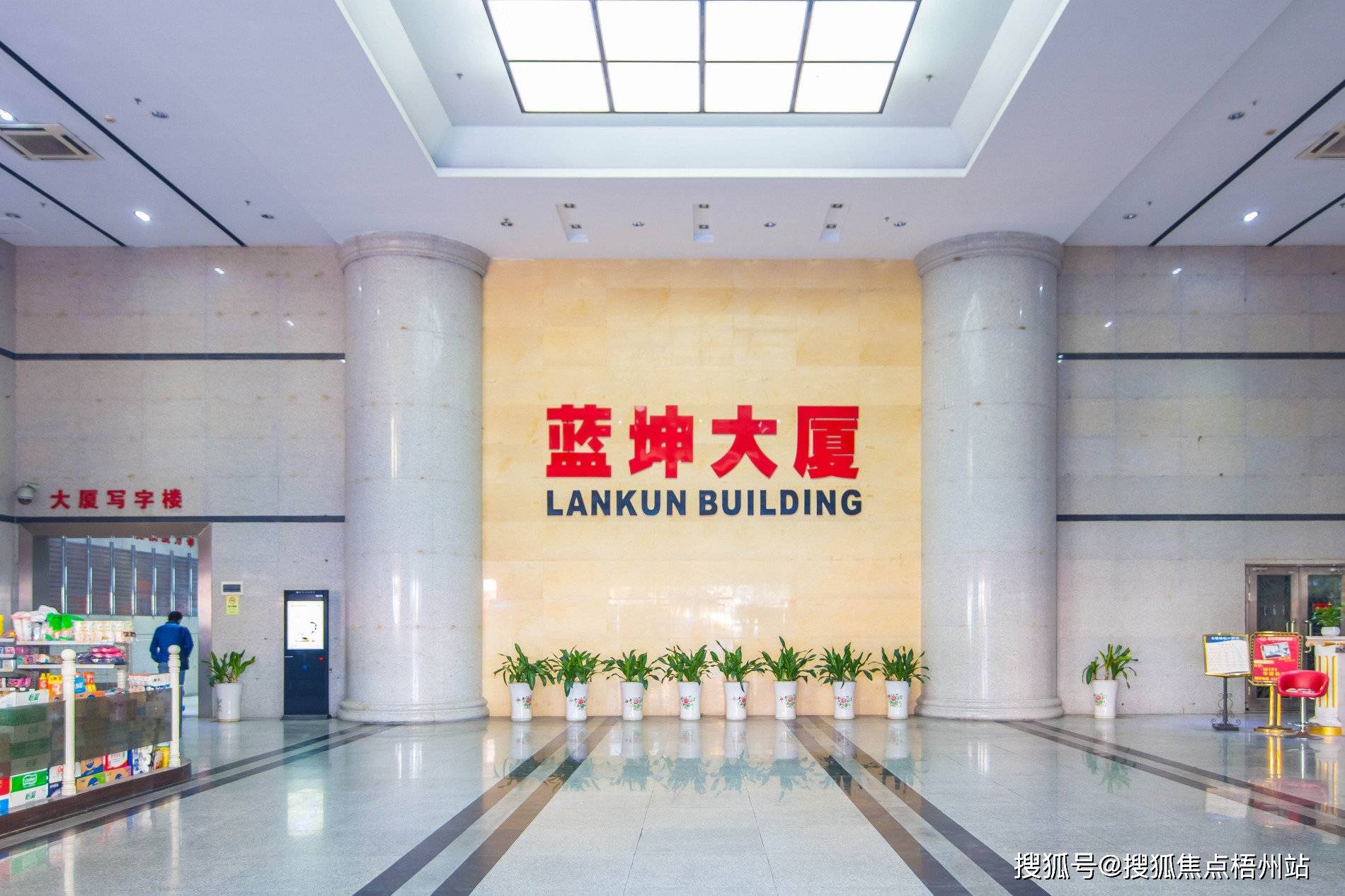 深圳蓝坤大厦租120人独立办公室精装修带家具交通便利可注册