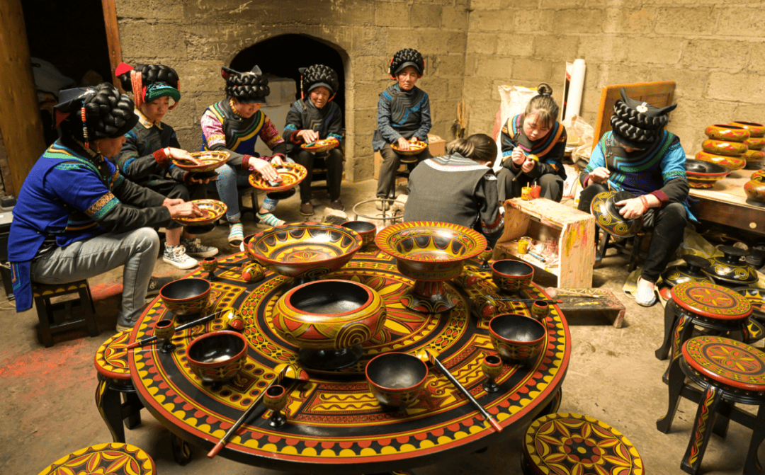 呷拖村的彝族漆器髹饰技艺,是从彝族古餐具基础上发展而来的民间手