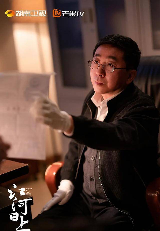 不了解体制内情况的人写剧本有多"癫",看看《江河日上》就知道_郑瀚江