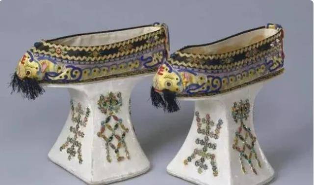 原创清朝嫔妃所穿的花盆底鞋除了方便皇帝还有很重要的用处