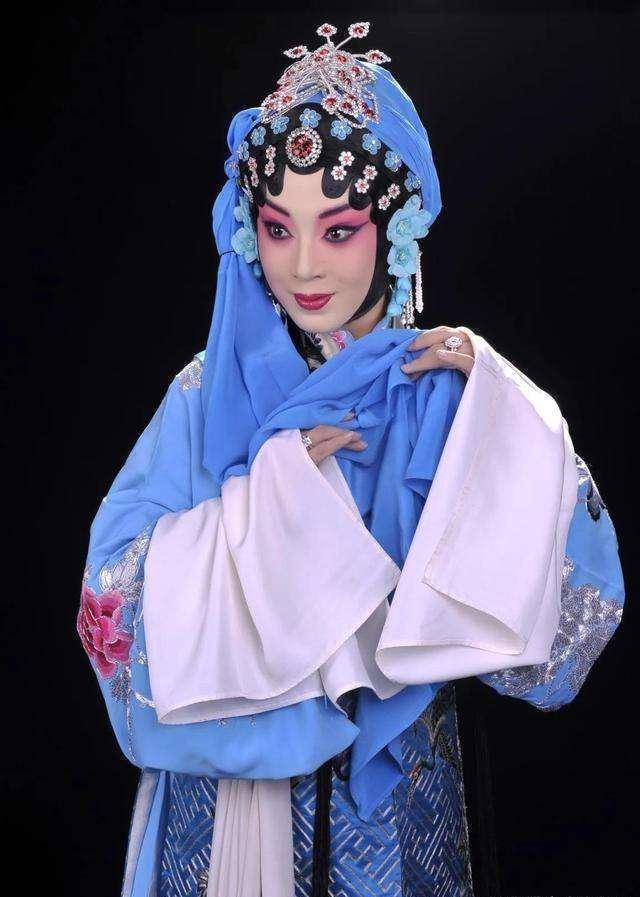 原创京剧演员姜亦珊回忆自己天津挨倒好被轰下台后来是老师护着自己