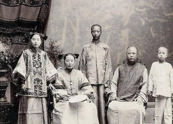 原创清朝官员子女的老照片图5是李鸿章和他大哥的家族合照