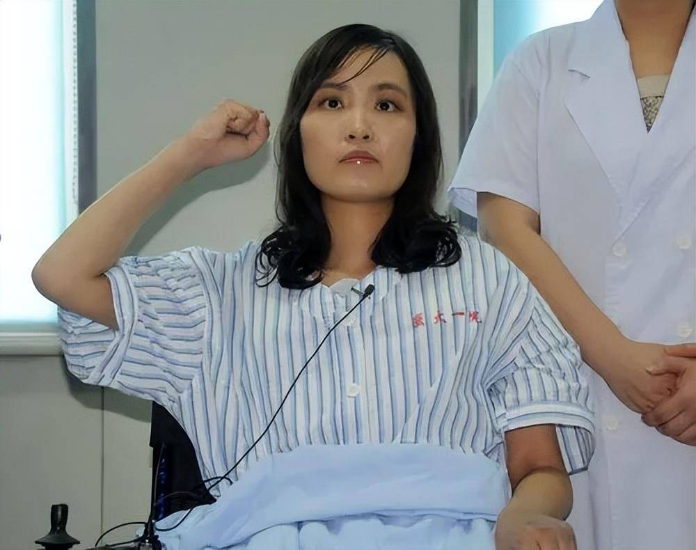 原创张丽莉为救学生她双腿被截肢获捐款1500万的她12年后怎样了