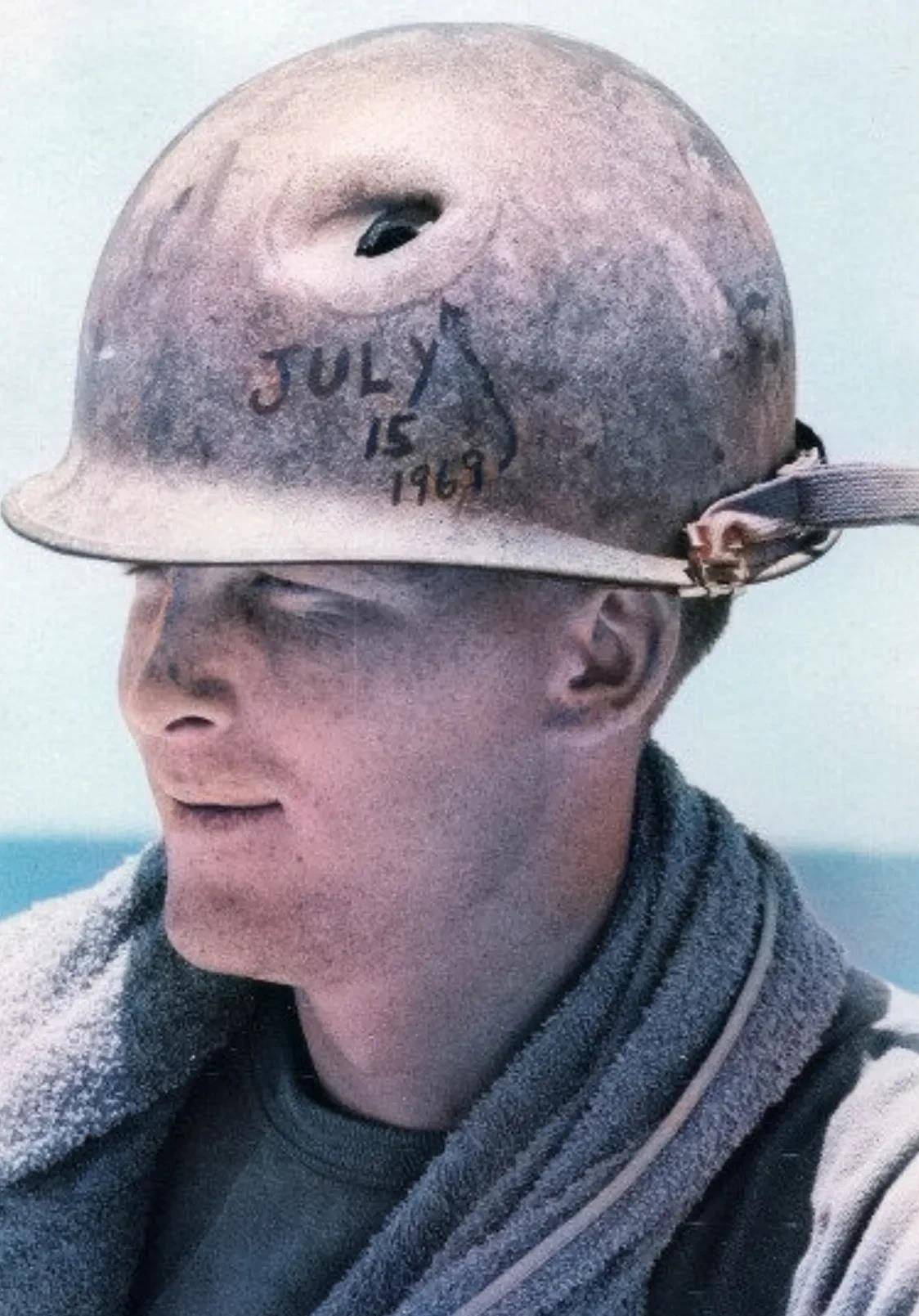 原创老照片清朝时期的山东巡警坐在炮弹上的美军士兵