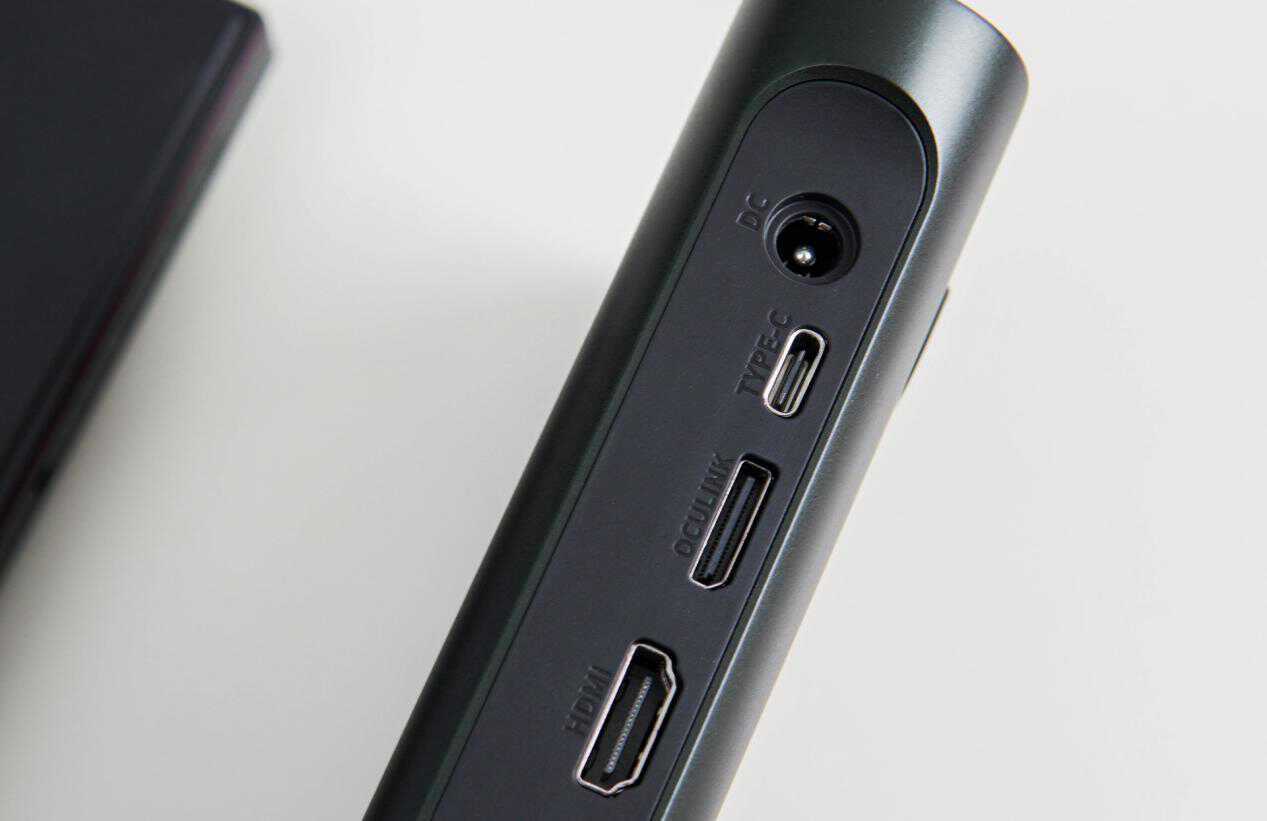 接口部分堪称豪华阵容,onexgpu从左至右配备千兆网口,两个dp接口,两个