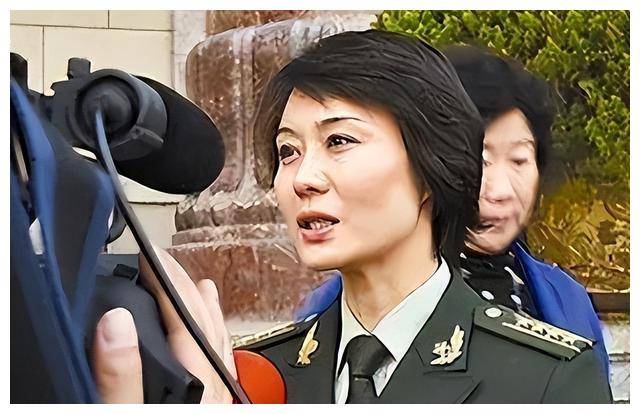 她15岁被特警队破格录取,嫁给成都小"保安",如今享正师级待遇_雷敏