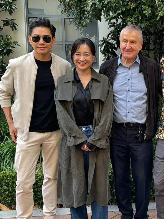 贾玲现身好莱坞片场吴彦祖发文晒照夸赞伍仕贤高圣远现身支持