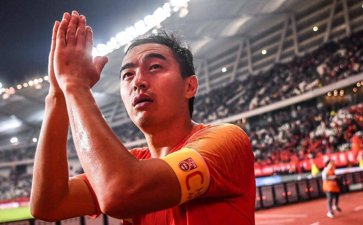 原创国足队长结局曝光郑智全身而退3队长遭网暴下一任瑟瑟发抖