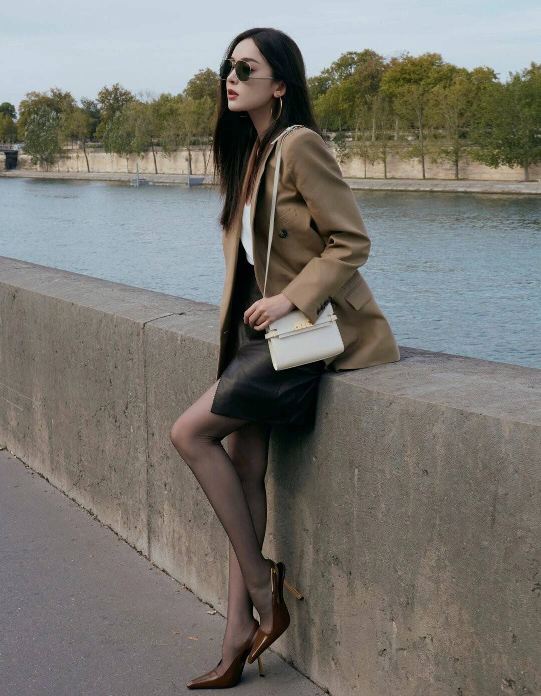 原创古力娜扎带火一种穿法西装半身裙黑丝好时髦