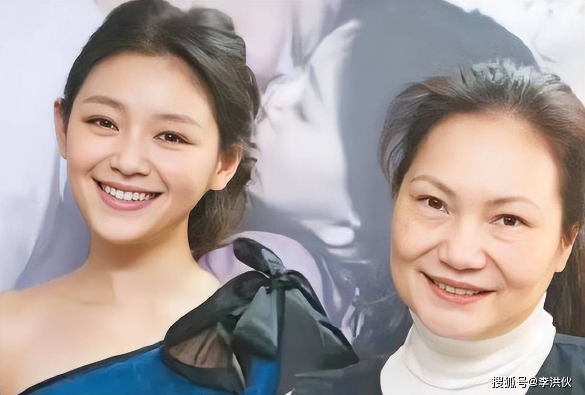 随后在直播中张兰就因为此事喊话大s的妈妈黄春梅女士,希望对方归还