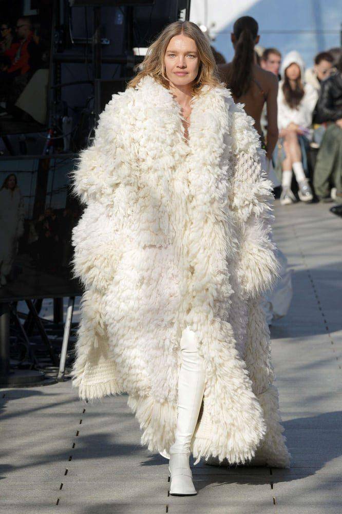 原创lv太子妃来香港啦穿抹胸红裙出席慈善红毯生了五个都有少女感