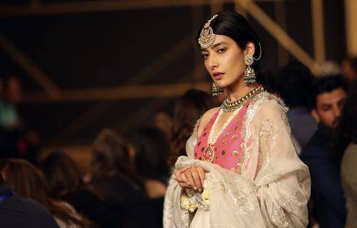 原创她是印度最能生育皇后18年连生14胎被国王独宠活成爱的模样