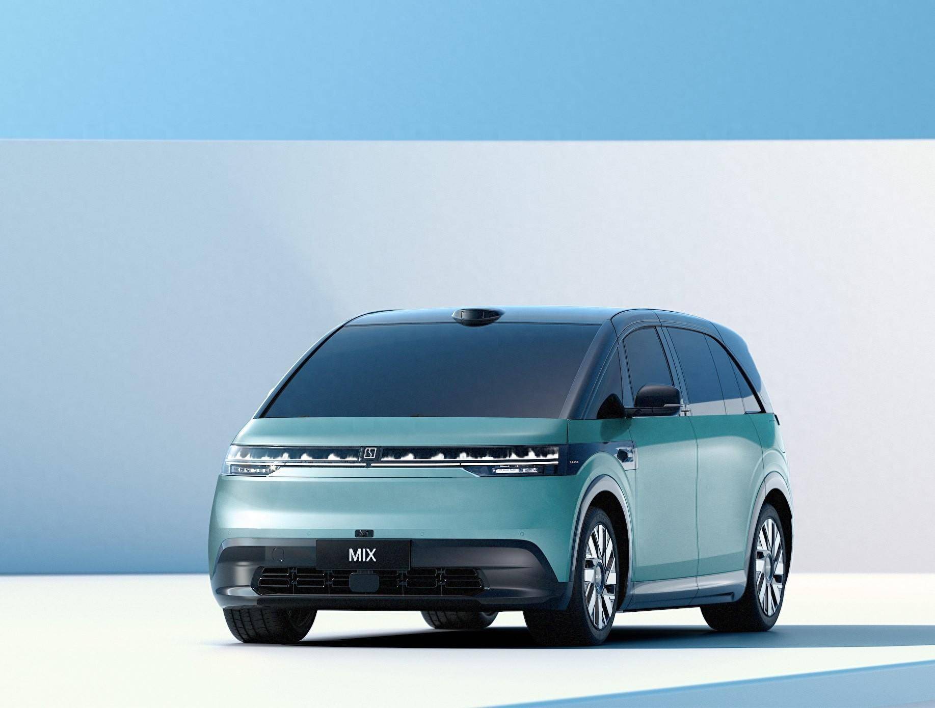 外形方面,新车的前脸采用的是和极氪007类似的设计语