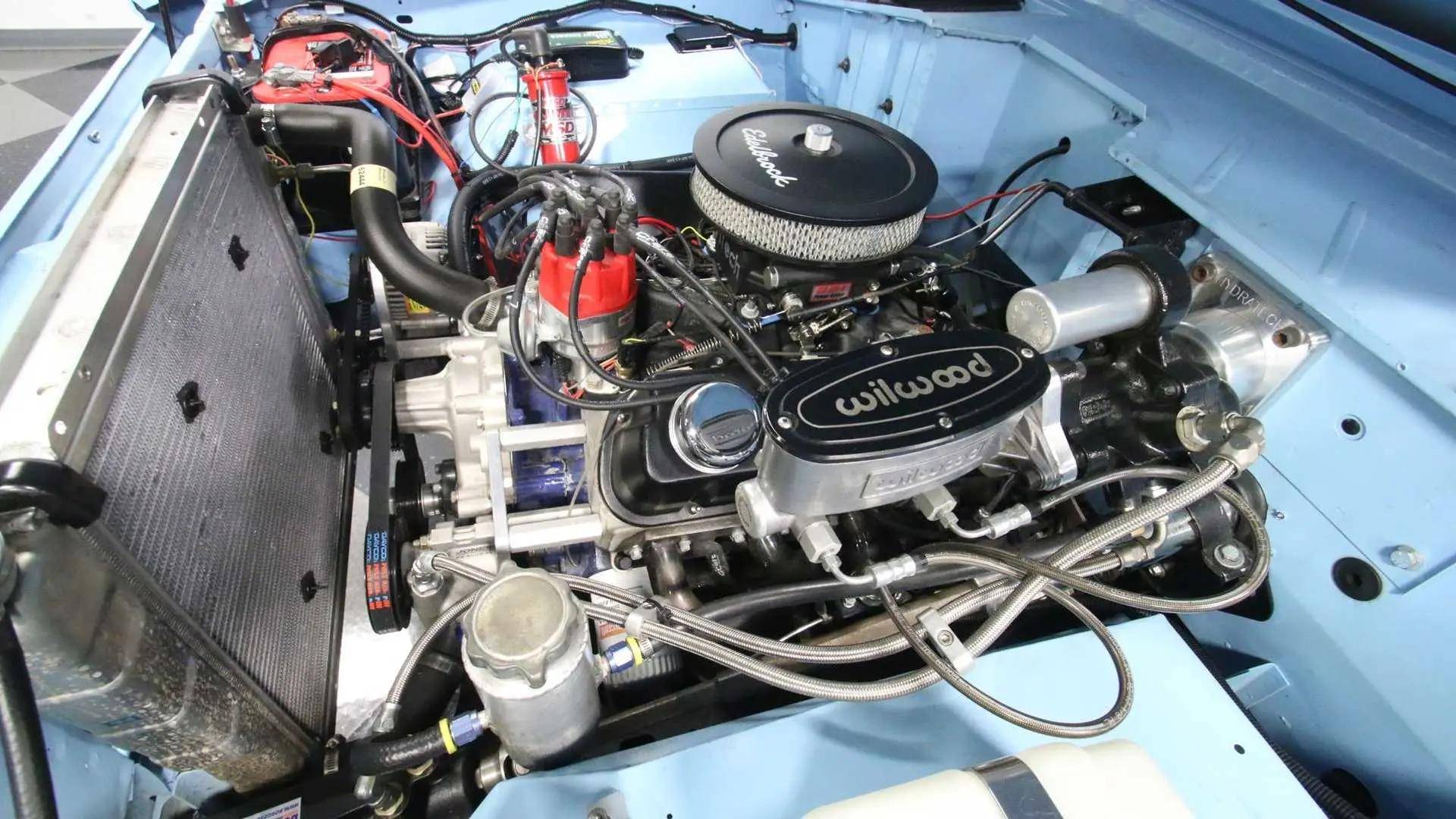 羊皮座椅,白色的equus仪表,以及复古立体声音响系统和kenwood扬声器