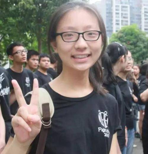 原创高考状元韩思雨爱追剧看动漫从不熬夜刷题靠这4个秘诀考上清华