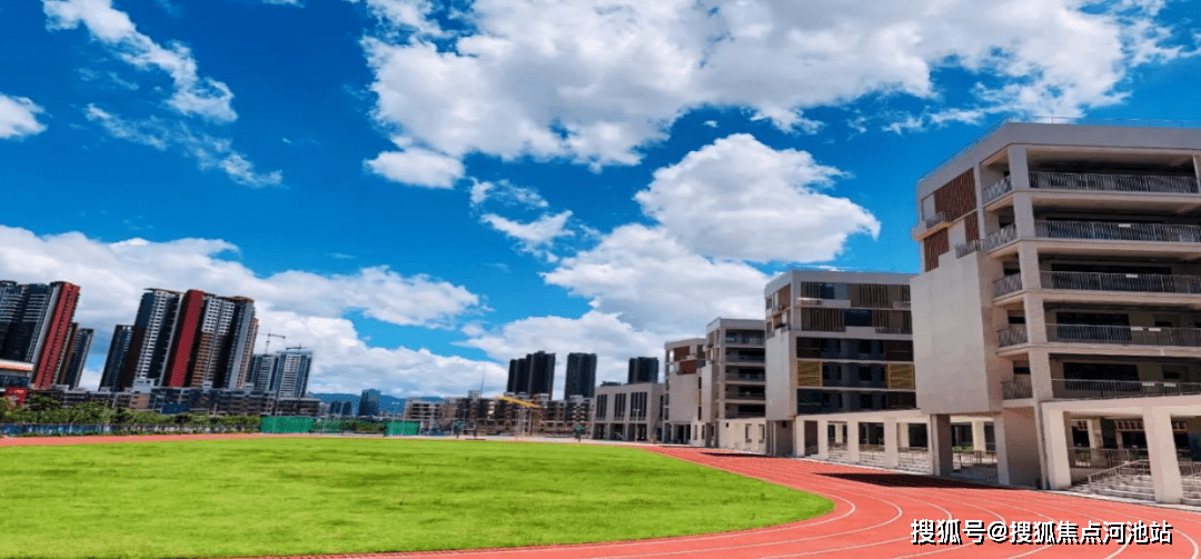 该校是龙岗区第一所按全新标准设计与建设的九年一贯制公立学校,造价