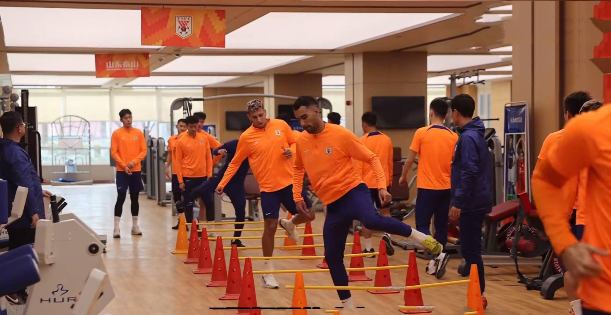 30天7战德德换下旧将崔爱强决定留队泰山队的国脚得到了重用