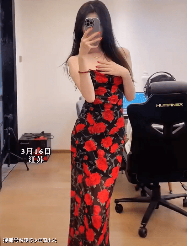 原创江苏一女生穿新裙子男朋友不解风情只顾打游戏我出门给别人看