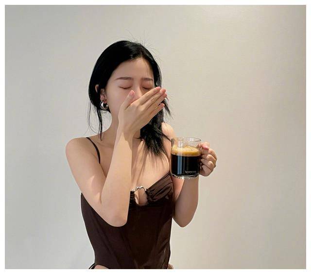 虞书欣的性感t恤引发时尚界热议挑战道德底线你怎么看