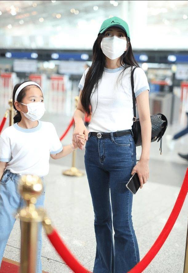 原创包文婧一家低调出街小女儿包饺子真是越来越可爱了看着好乖巧