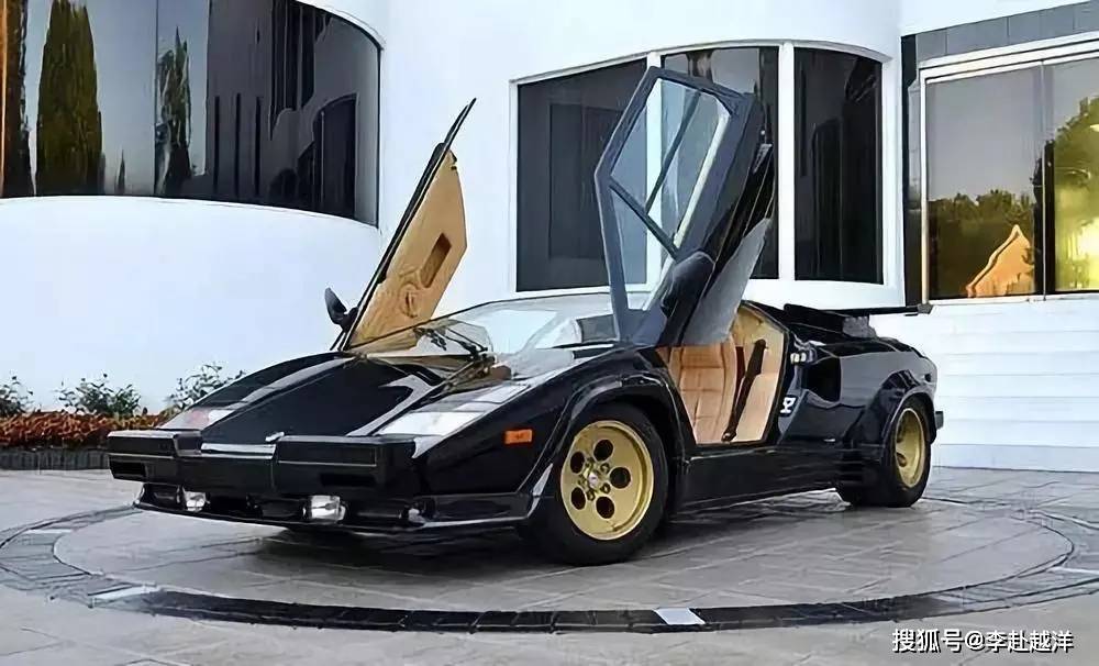 蝴蝶门蝴蝶门与剪刀门开启方式比较类似,但开启角度更大.