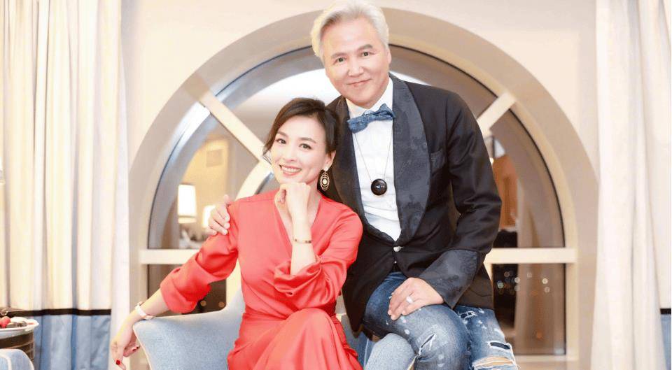 54岁张庭彻底翻身,又开始在国内"巡演",23亿资产已被解封_夫妇_张婷