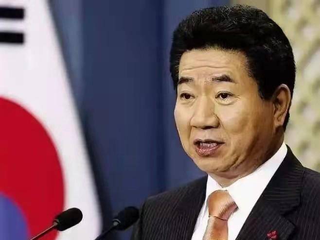 文在寅的复仇大哥卢武铉跳崖明志后他在墓碑上默默刻了4个字