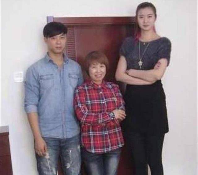 中国女篮小巨人嫁农村老公,身高近2米撞门框,婆婆:拆门换大的_梁天云