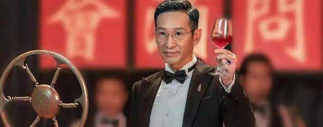 除了王云山和韩岩这条感情线,高伟光饰演的郭勋魁也没有闲着,《雷霆