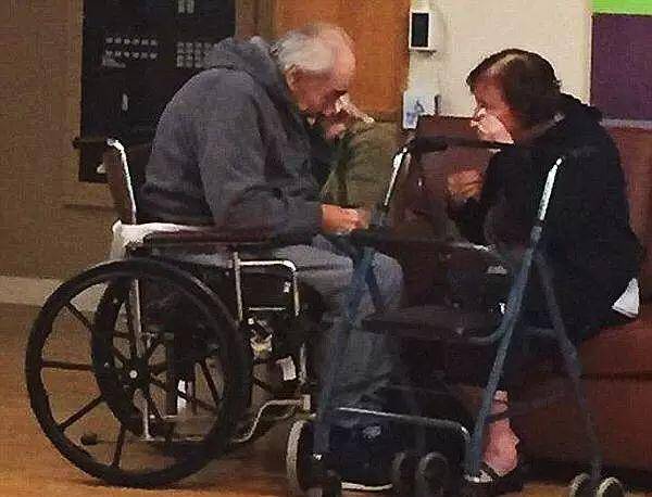 原创92岁老人患上相思病见老伴儿后宝贝我找你找得太辛苦