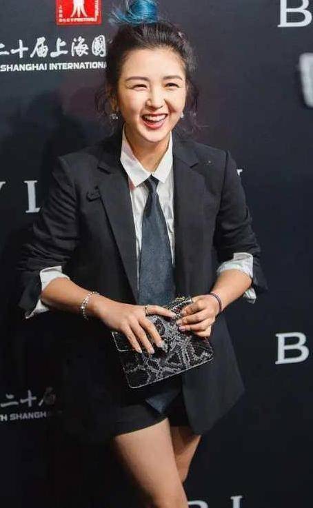 何洁红色外套真抢镜,白色t恤配墨镜意外显瘦,身材好精致_衣服_黑色