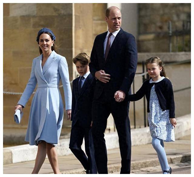 威廉王子夫妇现身凯特穿休闲装购物袋同行活力满满