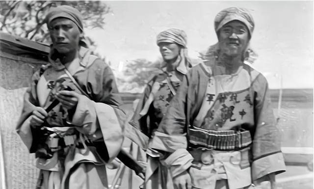 乍一看,这张历史照片中的太平军士兵装束,原来和电视剧中演得一模一样