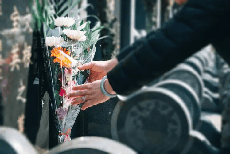 清明节上坟祭祖,别犯了忌讳_老人_人们_先祖