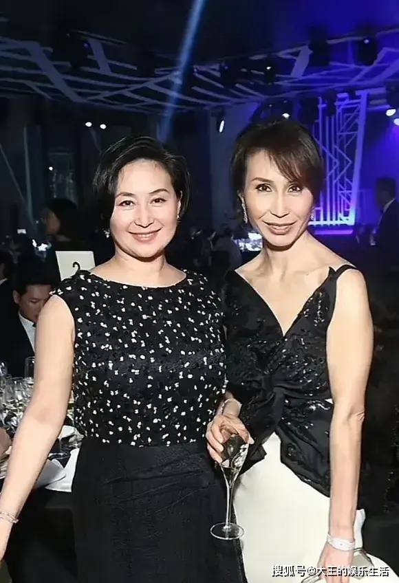 澳门这一晚,何超凤站c位,四太老实站旁边,何超琼甘愿当背景板