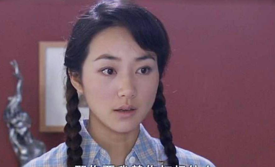 因为家庭关系,很快便登上了春节联欢晚会,不仅一人独唱了歌曲竹林风》