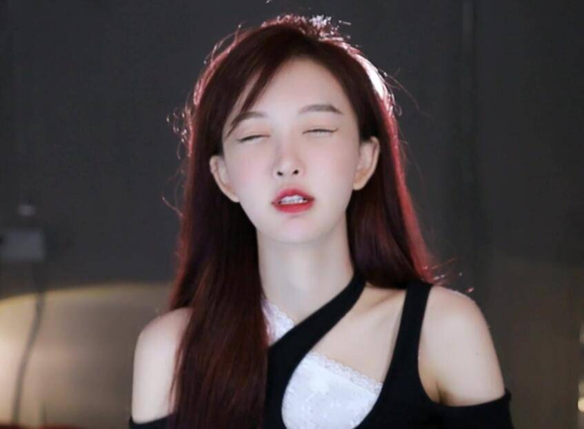 原创南妹儿不满足大哥的要求收入下滑陷入低谷期粉丝劝她找个老头嫁了